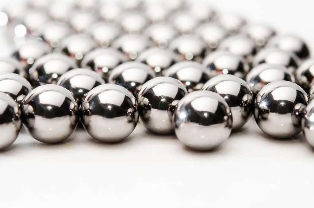 Cold heading is a precision forming operation that enhances the shape of the flashings, consolidating them to attain a higher level of precision and compactness, approaching the final dimensions required for the ball bearings.